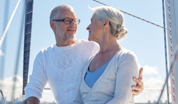 Pareja de adultos mayores felices