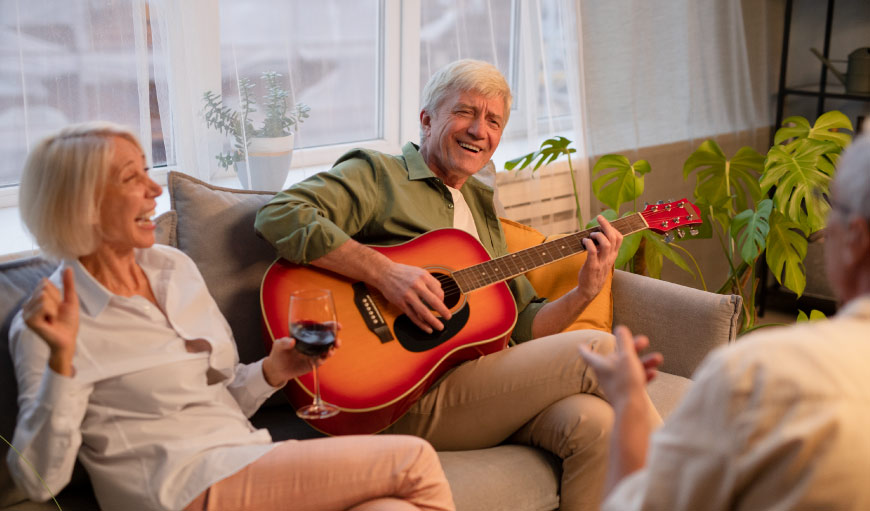 Adultos mayores disfrutando de una tarde de música en vivo gracias al uso correcto de sus audífonos.