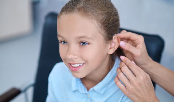 niña usando audífonos